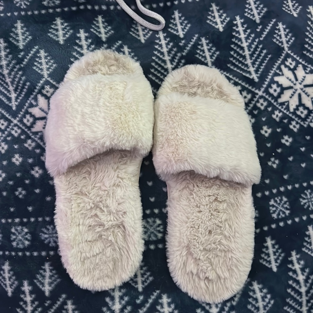 Hollister slippers size-9